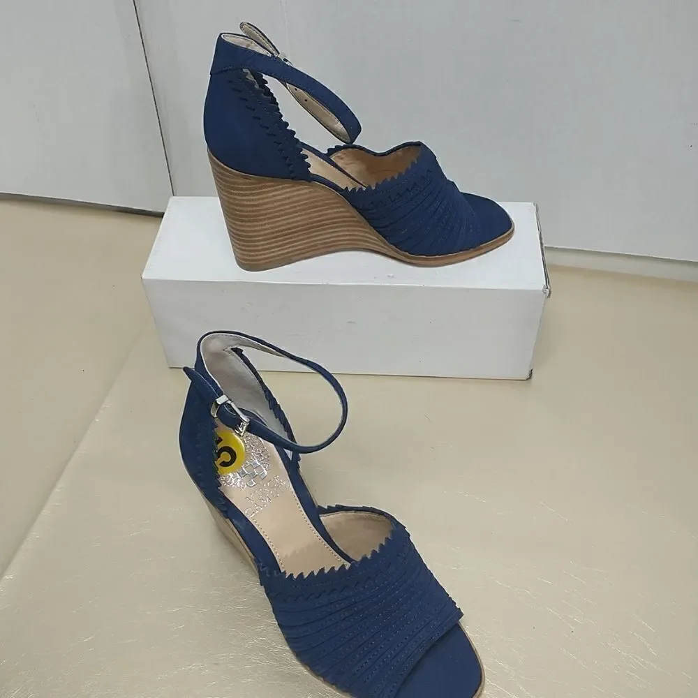 Vince Camuto Dovina Heels Woman's SZ 5M Blue . Condition is Pre-owned